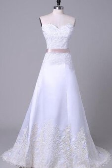 Robe de mariée en satin ligne a avec perle ceinture en étoffe decoration en fleur