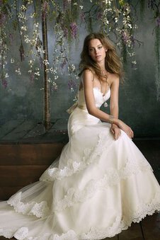 Robe de mariée naturel de col en cœur avec gradins decoration en fleur manche nulle