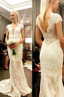 Robe de mariée naturel gaine avec manche courte de col en v de traîne courte