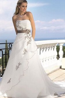 Robe de mariée naturel de bustier avec fleurs decoration en fleur textile en tulle