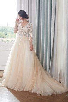 Robe de mariée gracieux en dentelle avec perle en tulle majestueux