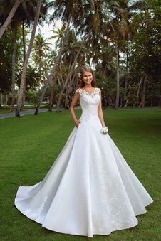 Robe de mariée naturel a-ligne avec manche épeules enveloppants de traîne moyenne cordon