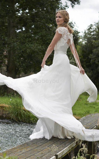Robe de mariée longue facile en forme avec chiffon au niveau de cou