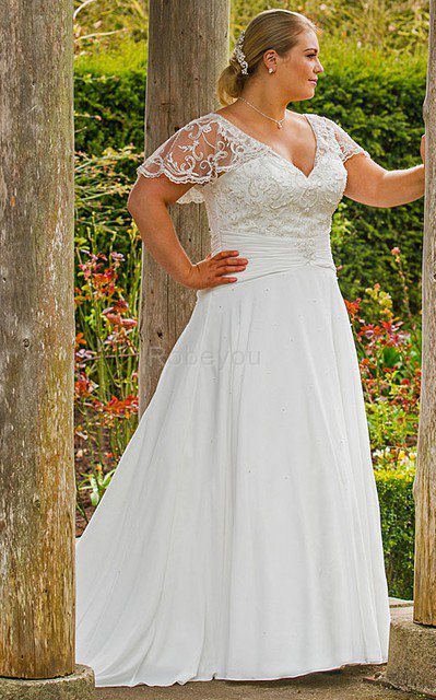 Robe de mariée longue formelle avec décoration dentelle au jardin avec lacets
