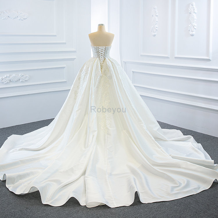 Robe de mariée en satin honorable col en forme de cœur vintage officiel