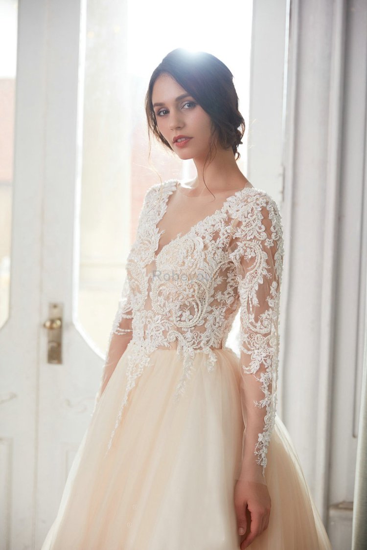 Robe de mariée gracieux en dentelle avec perle en tulle majestueux