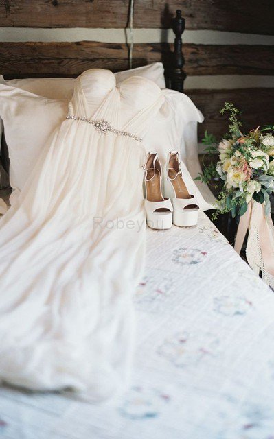 Robe de mariée delicat facile epaule nue de traîne courte ceinture