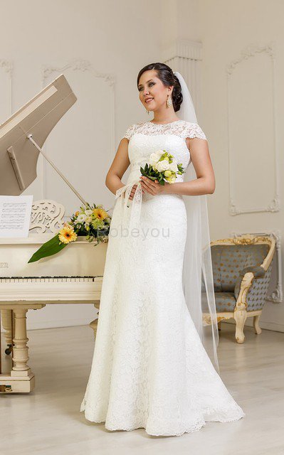 Robe de mariée classique avec perle au niveau de cou avec manche courte avec lacets