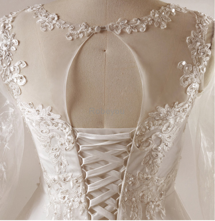 Robe de mariée en salle fantastique avec décoration dentelle luxueux naturel