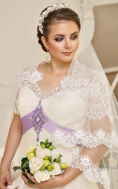 Robe de mariée discrete avec perle avec lacets ligne a ceinture