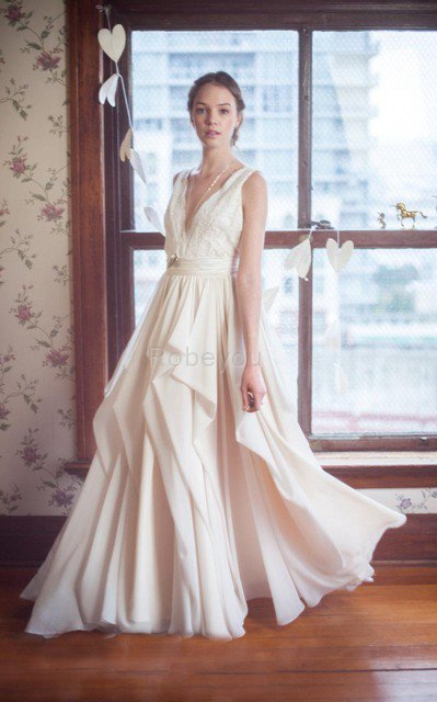 Robe de mariée romantique vintage avec ruban v col profonde de traîne courte