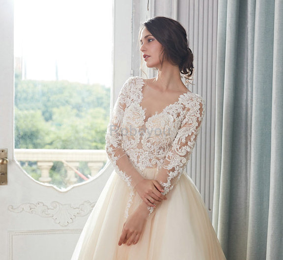 Robe de mariée gracieux en dentelle avec perle en tulle majestueux