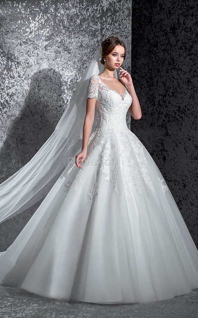 Robe de mariée longue delicat plissage de traîne courte v encolure