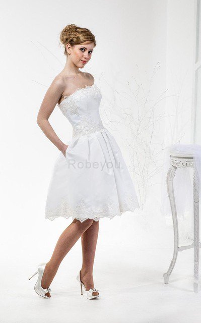 Robe de mariée naturel fermeutre eclair avec décoration dentelle au niveau de genou ligne a