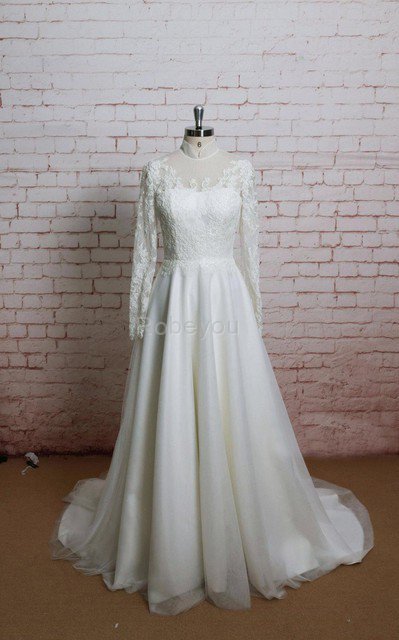 Robe de mariée classique elevé en tulle avec fronce de traîne moyenne