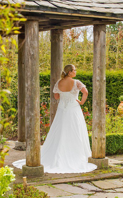Robe de mariée longue formelle avec décoration dentelle au jardin avec lacets