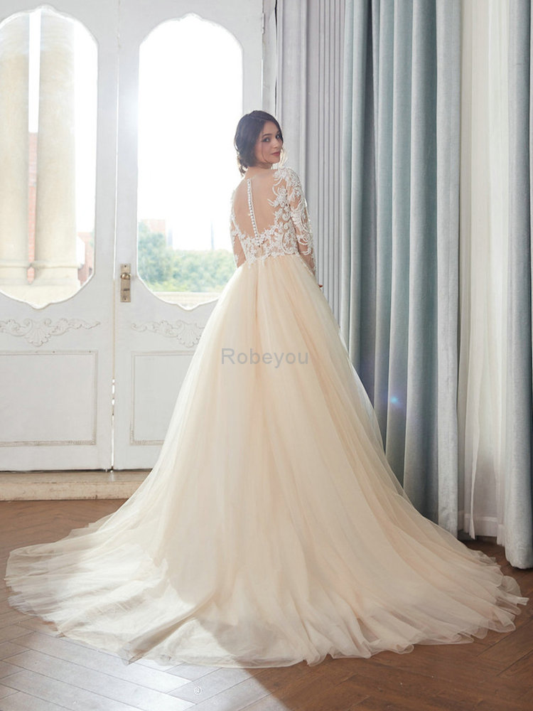 Robe de mariée gracieux en dentelle avec perle en tulle majestueux