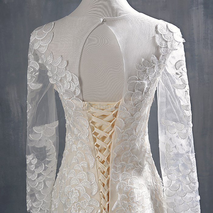 Robe de mariée longueur au ras du sol avec manche longue angélique luxueux naturel