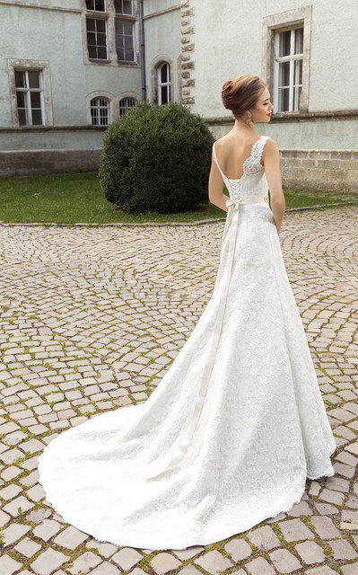 Robe de mariée avec cristal cordon ligne a decoration en fleur v encolure