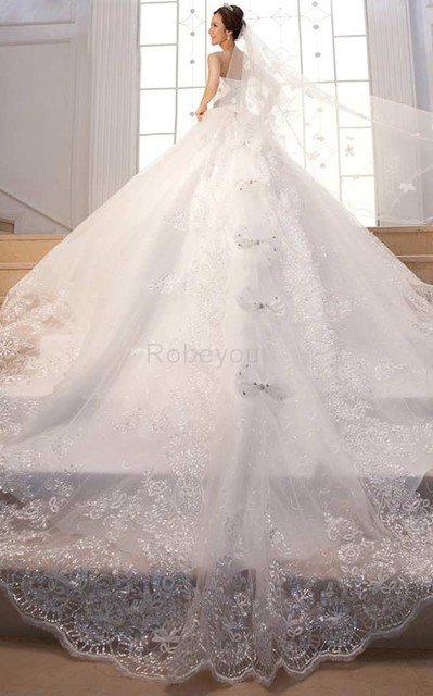 Robe de mariée delicat romantique avec décoration dentelle cordon de traîne longue